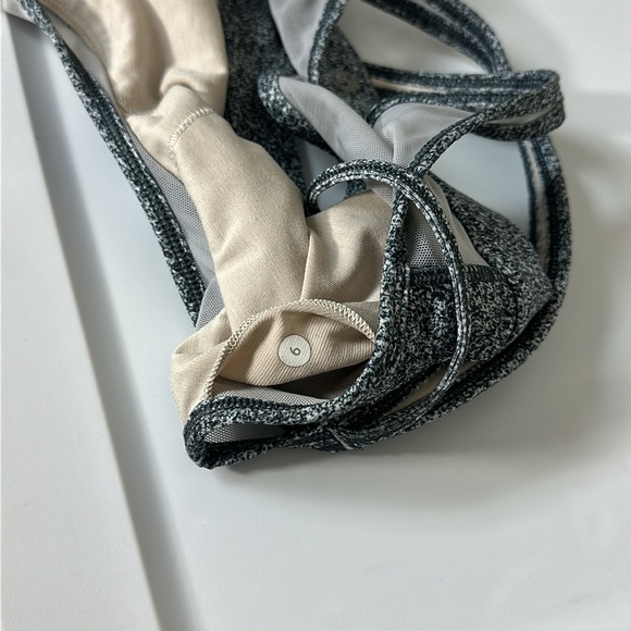 Lululemon Get Down Bra Rio‎ Mist White Black White 6 - Picture 5 of 6